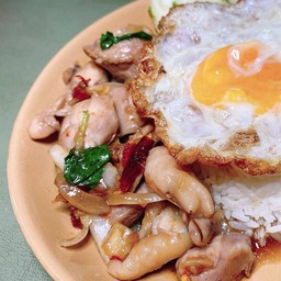 ข้าวกระเพราไก่ไข่ดาว