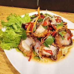 ยำหมูกรอบ