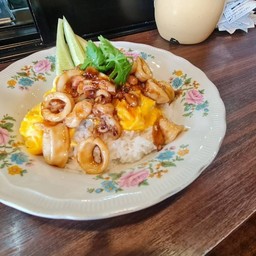 ข้าวหน้าไข่คนน้ำปลาปลาหมึกผัดซีอิ้ว