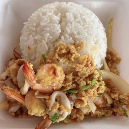 ทะเลผัดผงกะหรี่ ราดข้าว