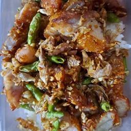 ข้าวราด หมูสามชั้น ทอด กระเทียม พริก สด