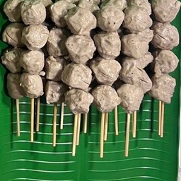 ลูกชิ้นปิ้งย่าง น้ำจิ้มรสเด็ด