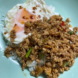 ผัดกะเพรา หมู,ไก่ ราดข้าว