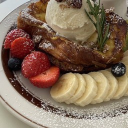 เฟรนช์โทสต์ + ไอศครีม + ผลไม้