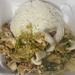 หมึกผัดผงกะหรี่ ราดข้าว