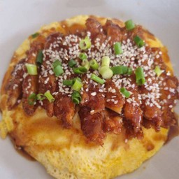 ข้าวไข่นุ่มไก่กรอบซอสพริกเกาหลี