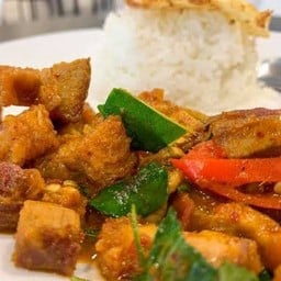 ข้าวผัดพริกแกงหมูกรอบ
