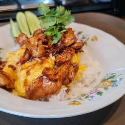 ข้าวไข่คนน้ำปลาไก่ผัดซีอิ้ว