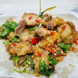 ข้าวผัดกระเพราหมูกรอบ