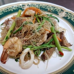 เส้นหมี่ผัดผักกระเฉดรวมมิตร