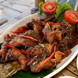 ปลากระพงราดพริกแกง