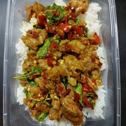 ผัดกระเพราไก่ราดข้าวฟรี!!ไข่ดาว