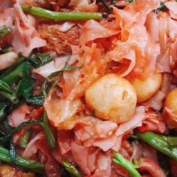 เส้นใหญ่เย็นตาโฟผัดแห้ง