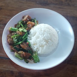 คะน้าหมูกรอบราดข้าว