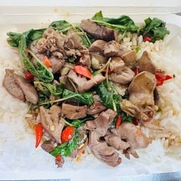 ข้าวผัดกระเพราเครื่องในไก่