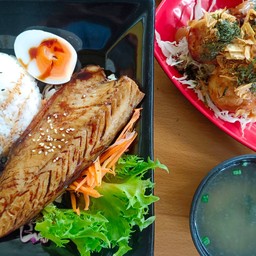 ข้าวปลาซาบะราดซอสญี่ปุ่น+ทาโกะยากิ