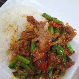 ผัดพริกแกงหมูราดข้าว