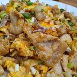 ข้าวราด ไก่กระเทียมผัดไข่