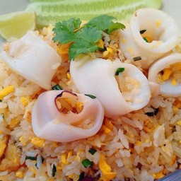 ข้าวผัดปลาหมึก