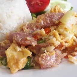 ข้าวราดแหนมผัดไข่