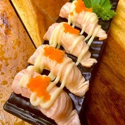 ซูชิแซลม่อนเบรินซอสมายองไข่กุ้ง 4คำ