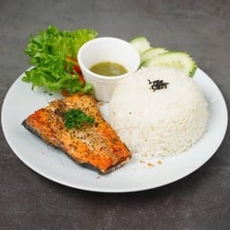 ข้าวหน้าปลาแซลมอลอบเกลือ