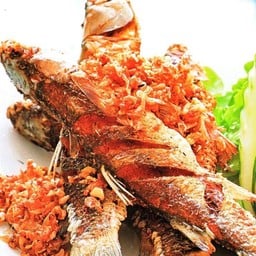 ปลากะบอกทอกกระเทียม