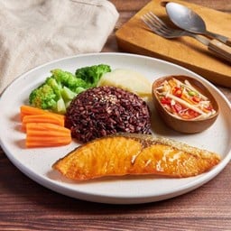 ชุดข้าวปลาย่างน้ำปลา ยำมะม่วง Grilled Fish with Fish Sauce