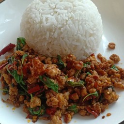 กระเพราหมูสับราดข้าว