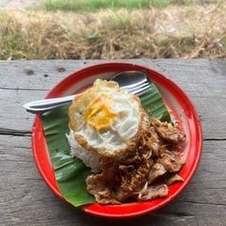 ข้าวหมูกระเทียม