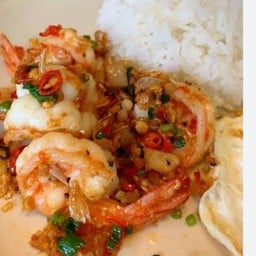 ข้าวราดกุ้งคั่วพริกเกลือ