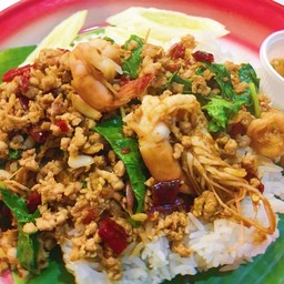 กระเพราหมูสับ+กุ้ง (กระเพราถาด)