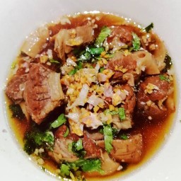 ตงต๋ง หมูตุ๋น หมูทอด