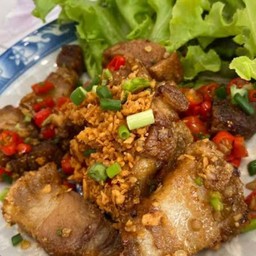 หมูกรอบคั่วพริกเกลือราดข้าว + ไข่ดาว
