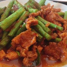 ผัดพริกแกงชิ้นหมูราดข้าว