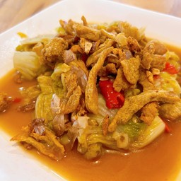 กะหล่ำปลีผัดน้ำปลาราดข้าว