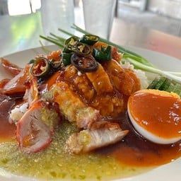ข้าวหมูแดงฮ่องกง  พิเศษหมูแดงสันคอ หมูกรอบกุนเชียงไข่