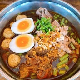 เกาเหลาหม้อไฟใส้ทะลัก