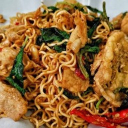 มาม่าผัดกระเพราหมูชิ้น