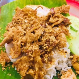 ข้าวหมูกระเทียม(กระเพราถาด)