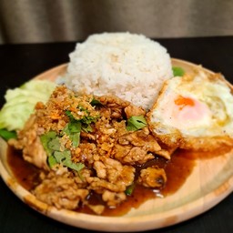 ผัดกระเทียมราดข้าว