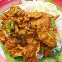ข้าวพริกแกงหมูชิ้น(กระเพราถาด)