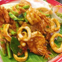 ข้าวพริกแกงทะเลรวม 2 อย่าง(กะเพราถาด)