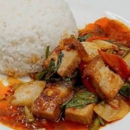 ผัดพริกเผาหมูกรอบราดข้าว