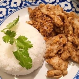 ข้าวหมูกระเทียม