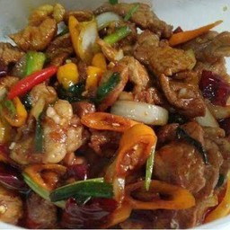 ผักพริกเผาหมูชิ้นราดข้าว