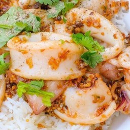ข้าวหมึกกระเทียม(กระเพราถาด)
