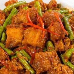 ผัดพริกแกงหมูกรอบราดข้าว