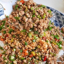 หมูสับคั่วพริกเกลือราดข้าว + ไข่ดาว