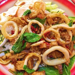 กะเพราหมูชิ้น ปลาหมึก (กะเพราถาด)